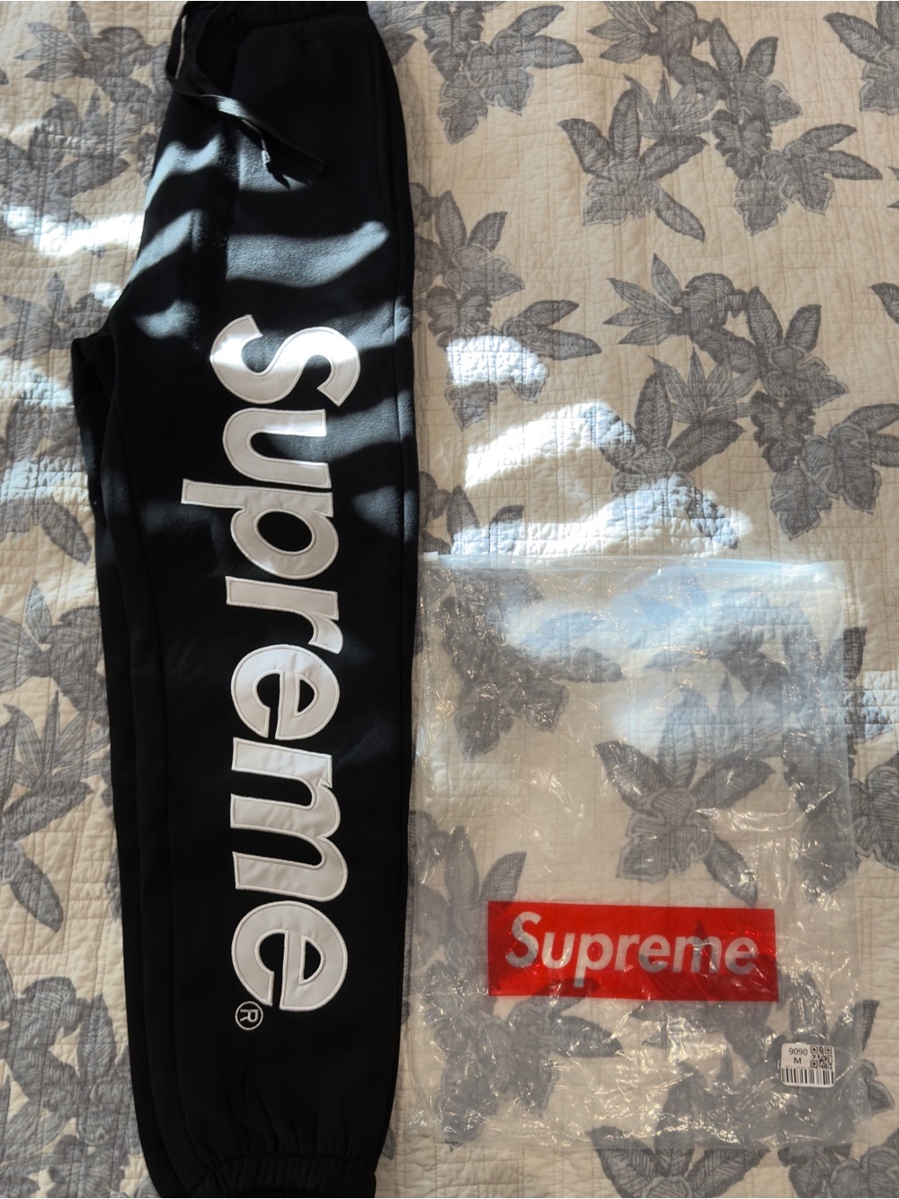 Supreme mens Black Sweatpants with White Vertical Logo - Picture 6 of 6